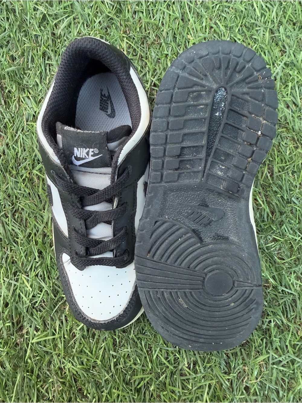 Nike Kids Black and White Low-Top Sneakers with Swoosh Sz(10) - Picture 6 of 7